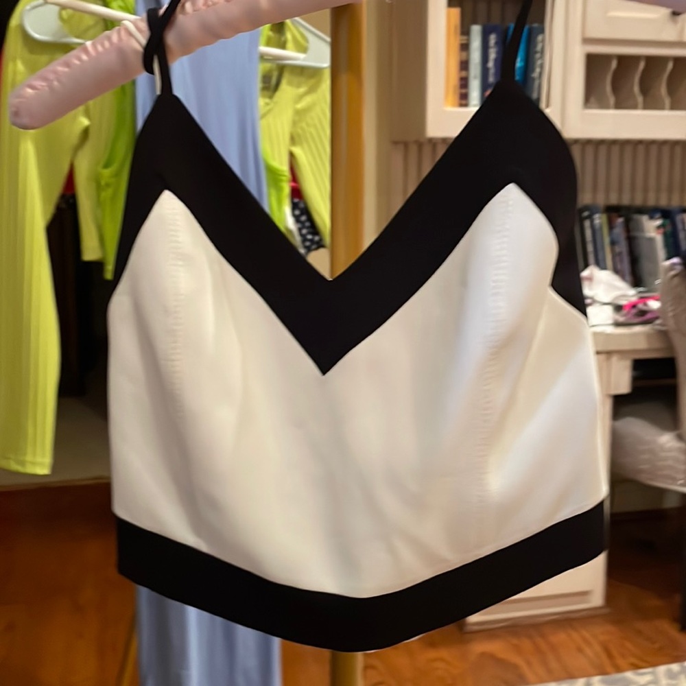 Alice + Olivia Xsmall cream/black crop top